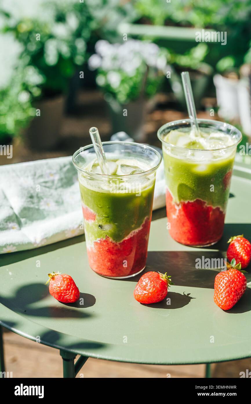 Latte Matcha à la fraise sur le balcon ensoleillé Banque D'Images