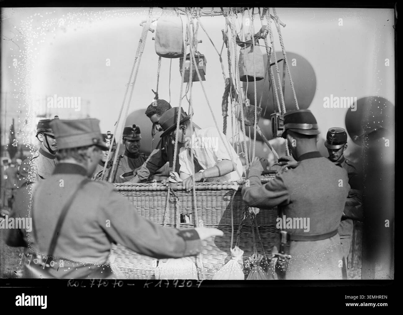 P. Martinez-Sanz et José Lopez Fieoda se tiennent avec le ballon espagnol Polar lors du départ de la XI Coupe aéronautique Gordon Bennett à Genève, Suisse, le 6 août 1922. La photo de presse identifie l'équipage et le ballon engagés dans la compétition. Banque D'Images