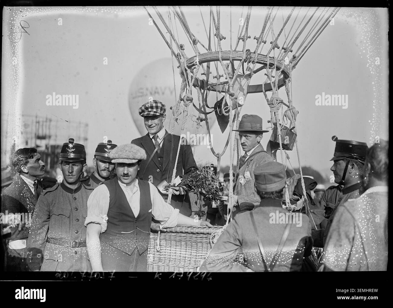 Le capitaine Georges et le capitaine van Huysse sont à bord du ballon belge la Cité-Ardente lors du départ de la Coupe aéronautique Gordon Bennett à Genève, en Suisse, le 6 août 1922. La photo de presse identifie les aéronautes et leur ballon avant la course. Banque D'Images