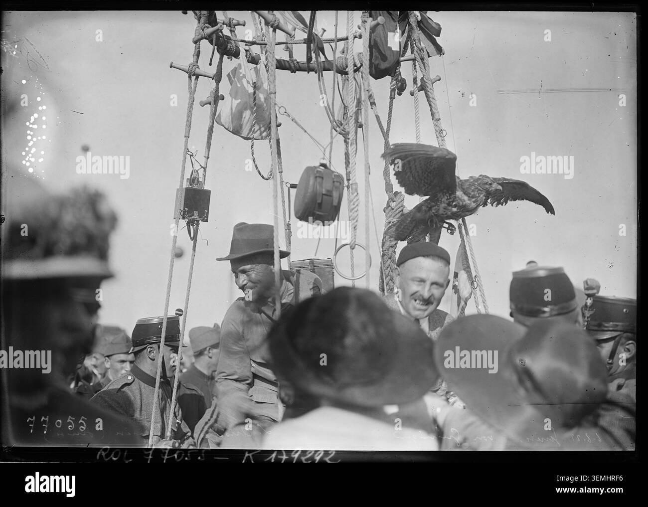 Von Grunigen, assistant du pilote Ansermier, se tient avec le ballon suisse Genève lors du départ de la Coupe aéronautique Gordon Bennett à Genève, Suisse, le 6 août 1922. La photo de presse identifie les membres de l'entrée de ballon suisse avant la course. Banque D'Images