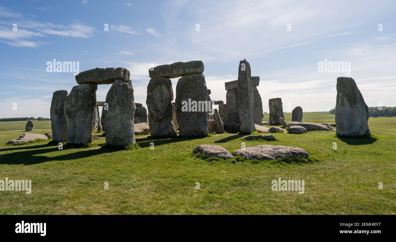 Vue panoramique du cercle de pierres préhistoriques de Stonehenge, Wiltshire, Royaume-Uni, sous un ciel bleu avec des nuages tortueux Banque D'Images