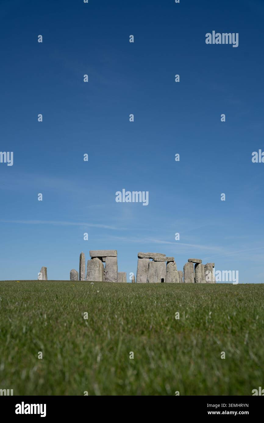 Cercle de pierre préhistorique de Stonehenge sur la plaine de Salisbury, Wiltshire, Royaume-Uni, sous un ciel bleu clair d'avril Banque D'Images