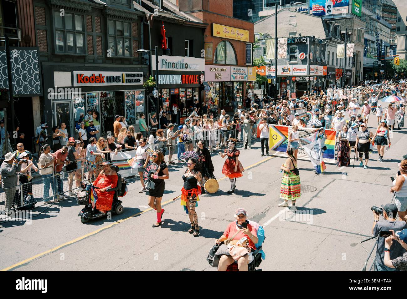 Toronto, Canada - 29 juin 2025 : événement communautaire passionnant rempli de vêtements colorés et de musique animée Banque D'Images