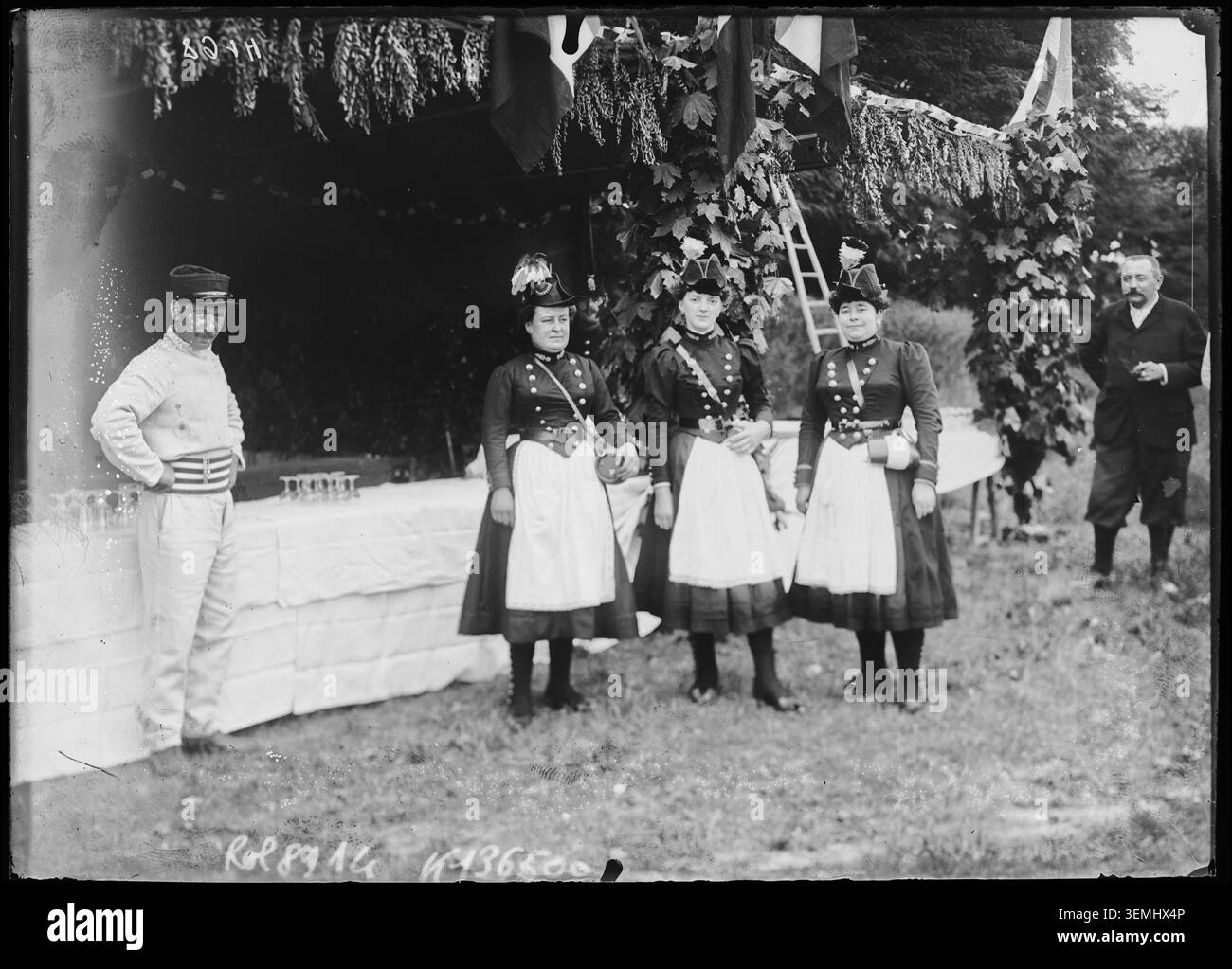 Une photographie de presse de l'Agence Rol datant de 1906 enregistre trois cantinières associées à l'école normale de gymnastique et d'escrime de Joinville-le-Pont. Les sports militaires, les services de restauration des forces armées et le cadre institutionnel sont documentés dans la source. Banque D'Images