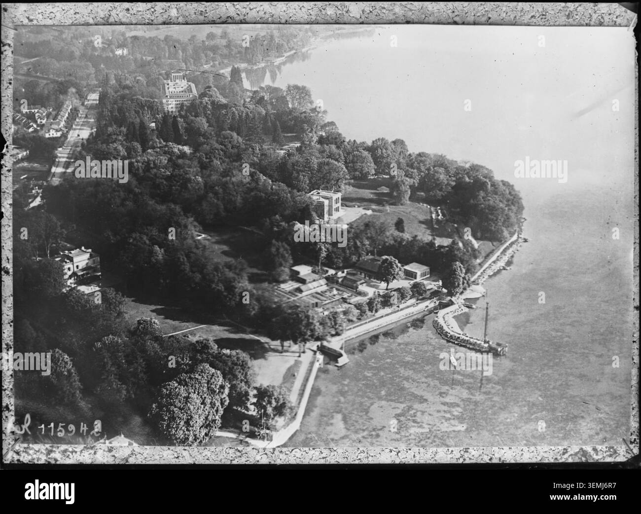 Une photographie de presse capture Genève et le lac Léman, y compris des vues liées à la Société des Nations. Les perspectives aérienne et paysagère documentent la ville et le site de l'organisation internationale. Banque D'Images