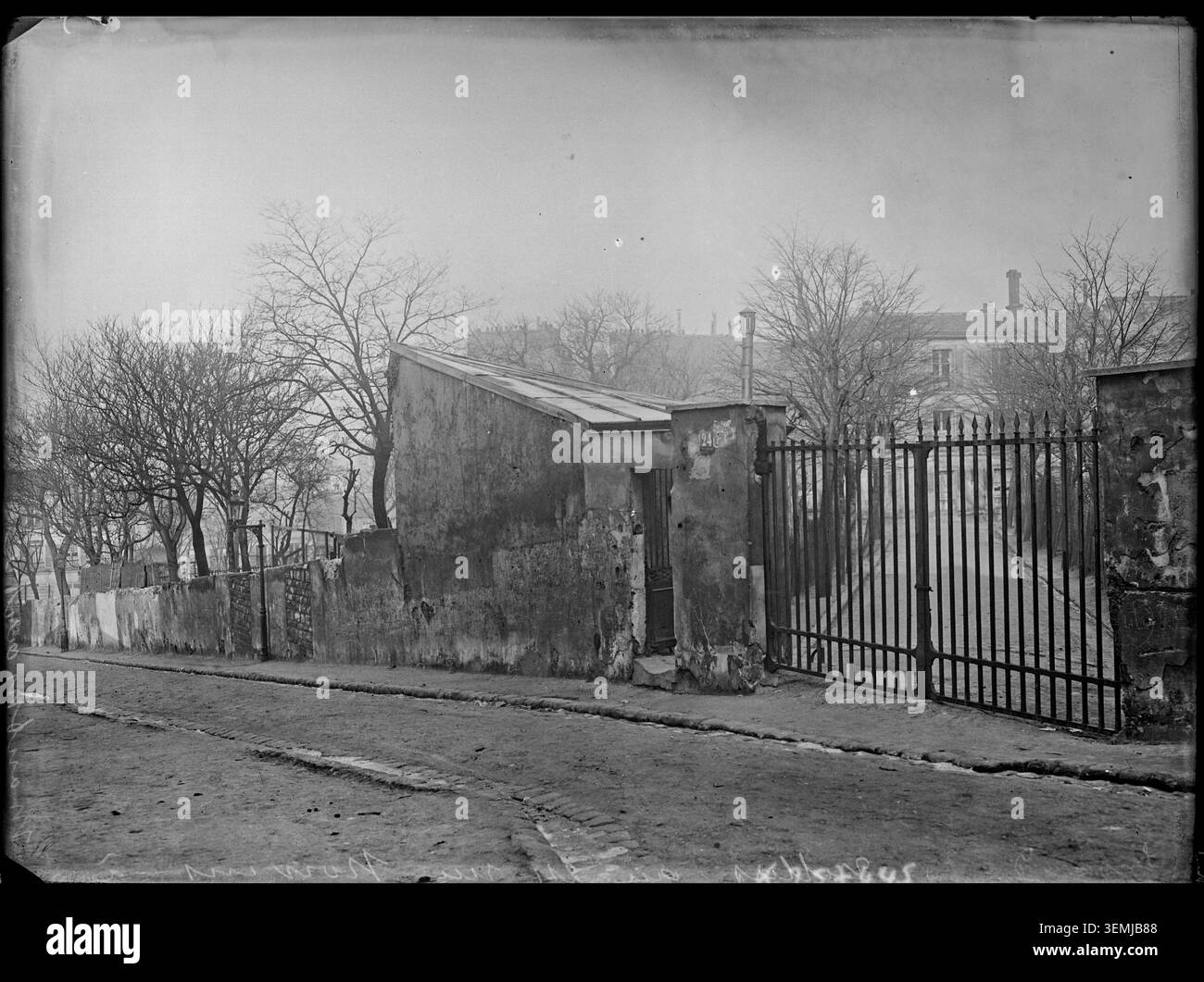L'entrée d'une villa au 24 rue Norvins dans le quartier de Montmartre à Paris a été photographiée en 1905. La photographie de presse relate l’architecture résidentielle et le caractère d’une rue Montmartre dans le paysage urbain de l’époque. Banque D'Images