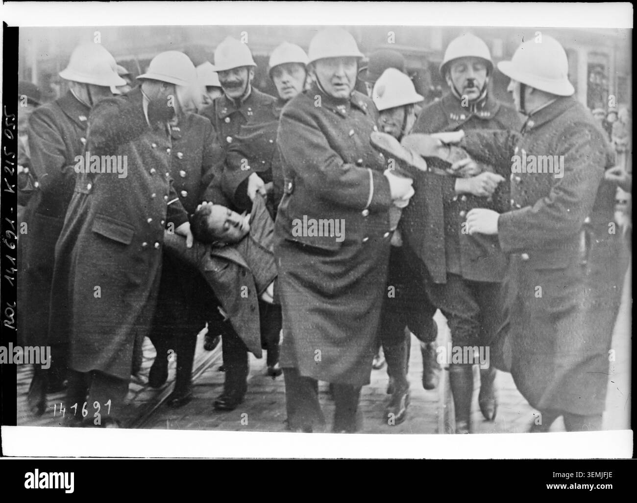 À Bruxelles, le 23 octobre 1929, une photographie de presse fait état de l'arrestation de Fernando de Rosa, identifié dans la source comme étant l'homme qui a tenté d'assassiner Umberto, prince du Piémont. L'image documente une action policière notable dans l'entre-deux-guerres en Belgique. Banque D'Images