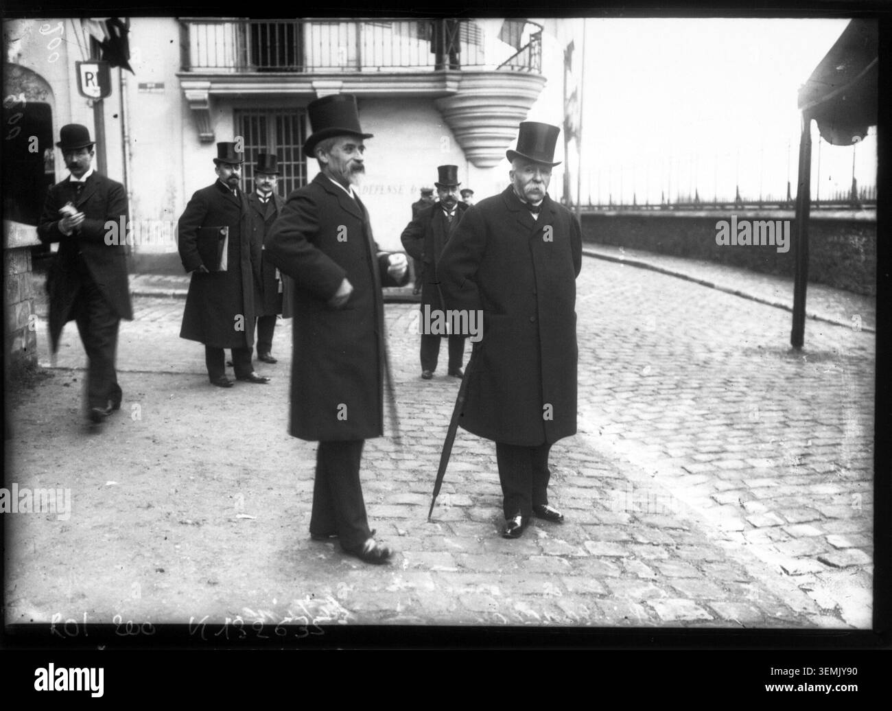 Georges Clemenceau et Louis Lépine assistent à une cérémonie commémorative à Choisy-le-Roi le 23 février 1908. La photographie de presse enregistre les deux personnalités françaises lors d'un événement officiel qui s'est tenu dans la commune du Val-de-Marne. Banque D'Images