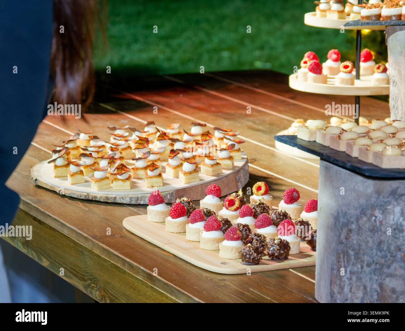 Hors-d'œuvre assortis et canapés servis sur une planche de bois lors d'un événement traiteur en France. Banque D'Images