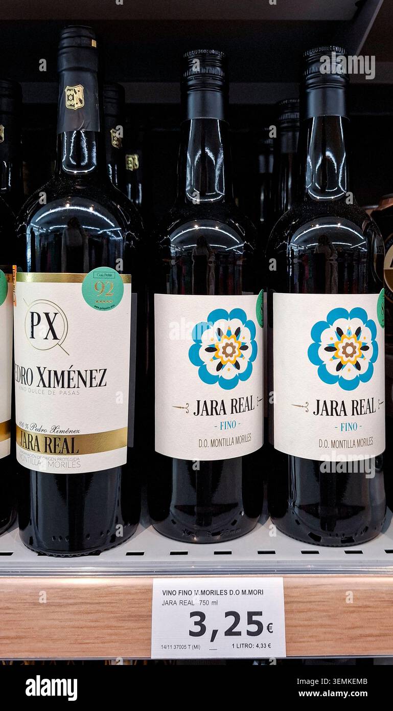 DENIA, ESPAGNE - 31 janvier 2026.des bouteilles de vins Jara Real Fino et Pedro Ximénez sont disposées sur une étagère dans un supermarché en Espagne. Ces vins repre Banque D'Images