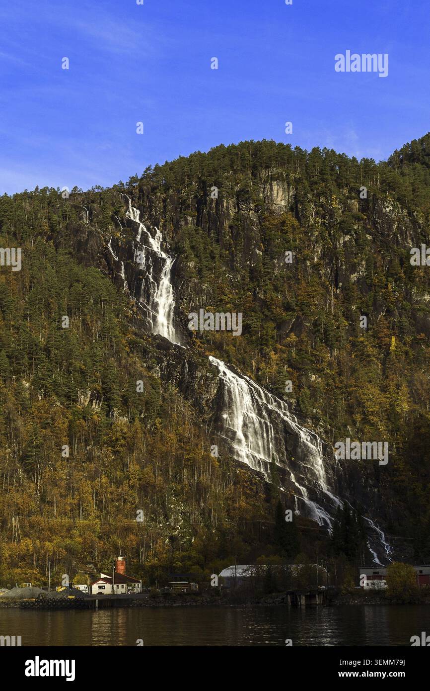 Norvège Modalen, cascade de Kvernhusfossen dans le fjord de Mostraumen Banque D'Images
