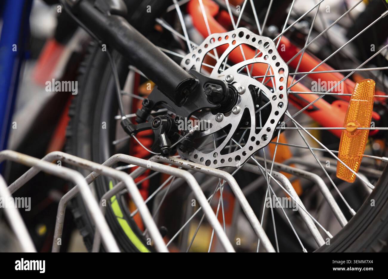 Vue rapprochée d'une partie du disque de frein du vélo de course. Expertise technique pour entretenir les magasins de vélos. Détails de l'amortisseur de frein à disque pour l'essieu avant o Banque D'Images