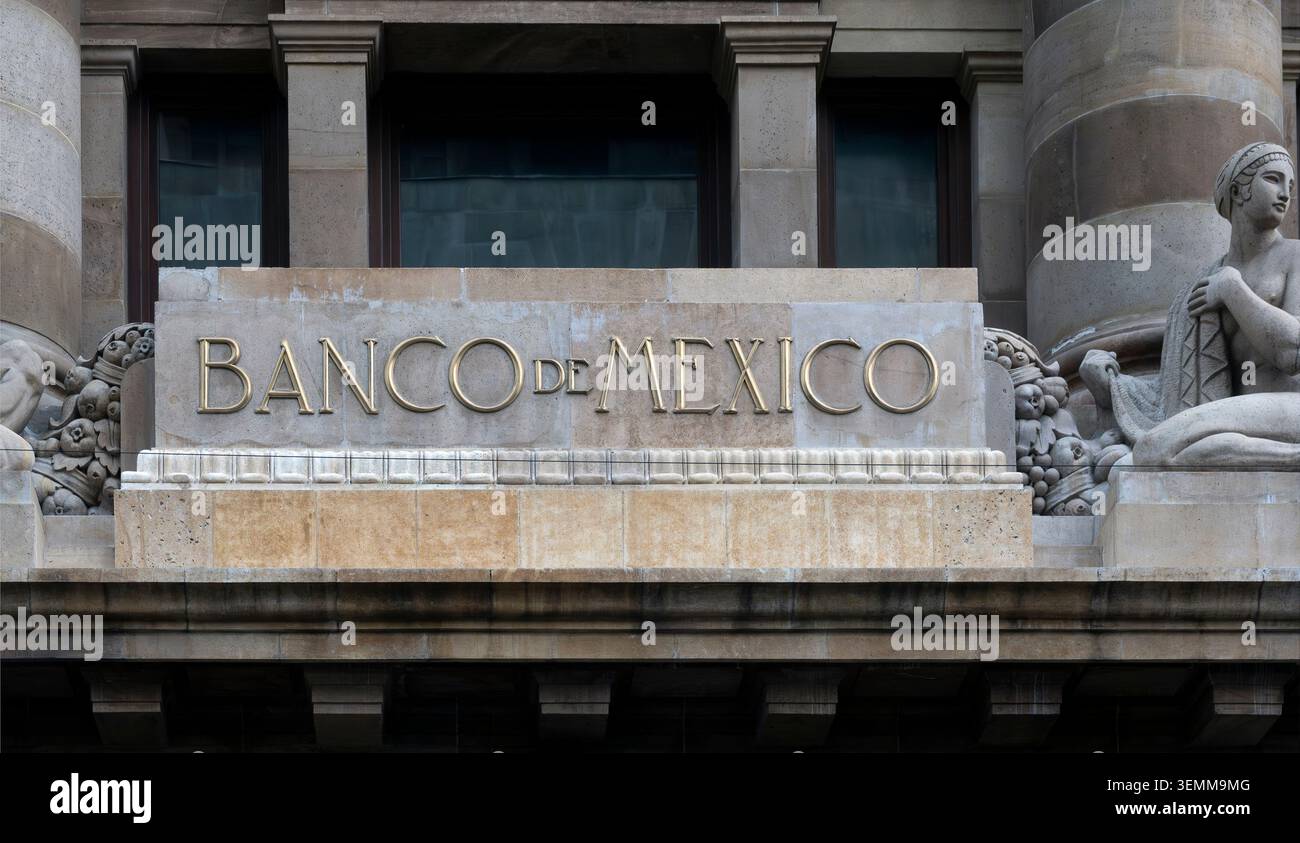 Nom Banco de México sur la façade historique du bâtiment de la Banque centrale à Mexico, Mexique Banque D'Images