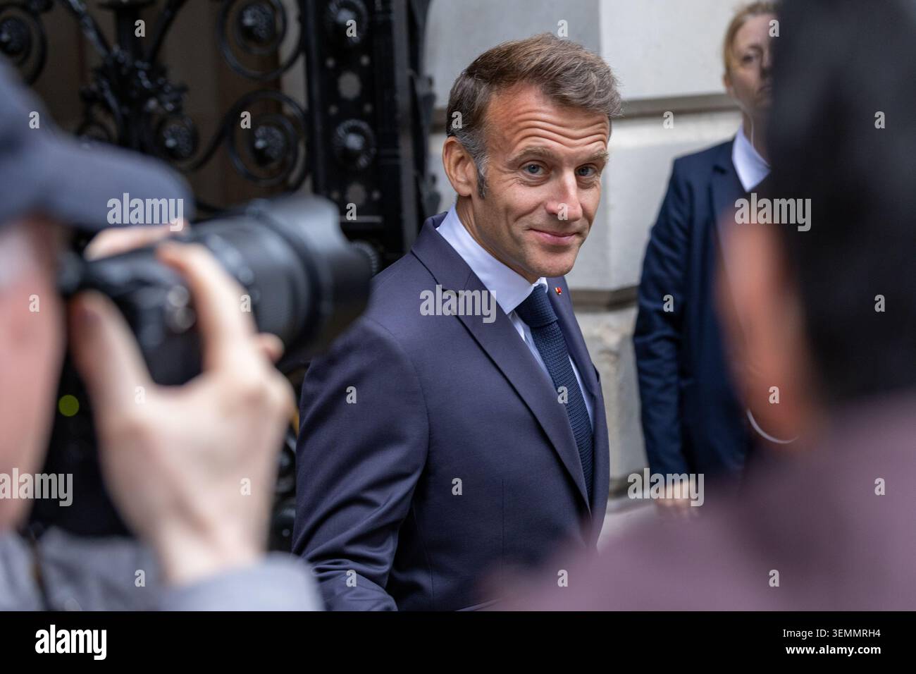 Londres, Royaume-Uni. 07 juin 2026. Le président français Emmanuel Macron arrive au 10 Downing Street. (Photo de Phil Lewis/SOPA images/SIPA USA) crédit : SIPA USA/Alamy Live News Banque D'Images