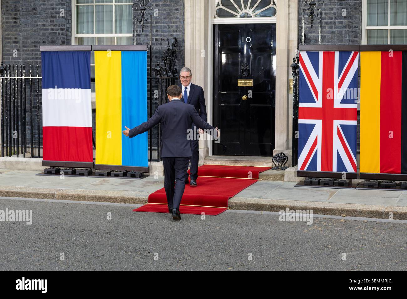 Londres, Royaume-Uni. 07 juin 2026. Le président français Emmanuel Macron arrive au 10 Downing Street et accueille le premier ministre britannique Keir Starmer (photo de Phil Lewis/SOPA images/Sipa USA) crédit : Sipa USA/Alamy Live News Banque D'Images