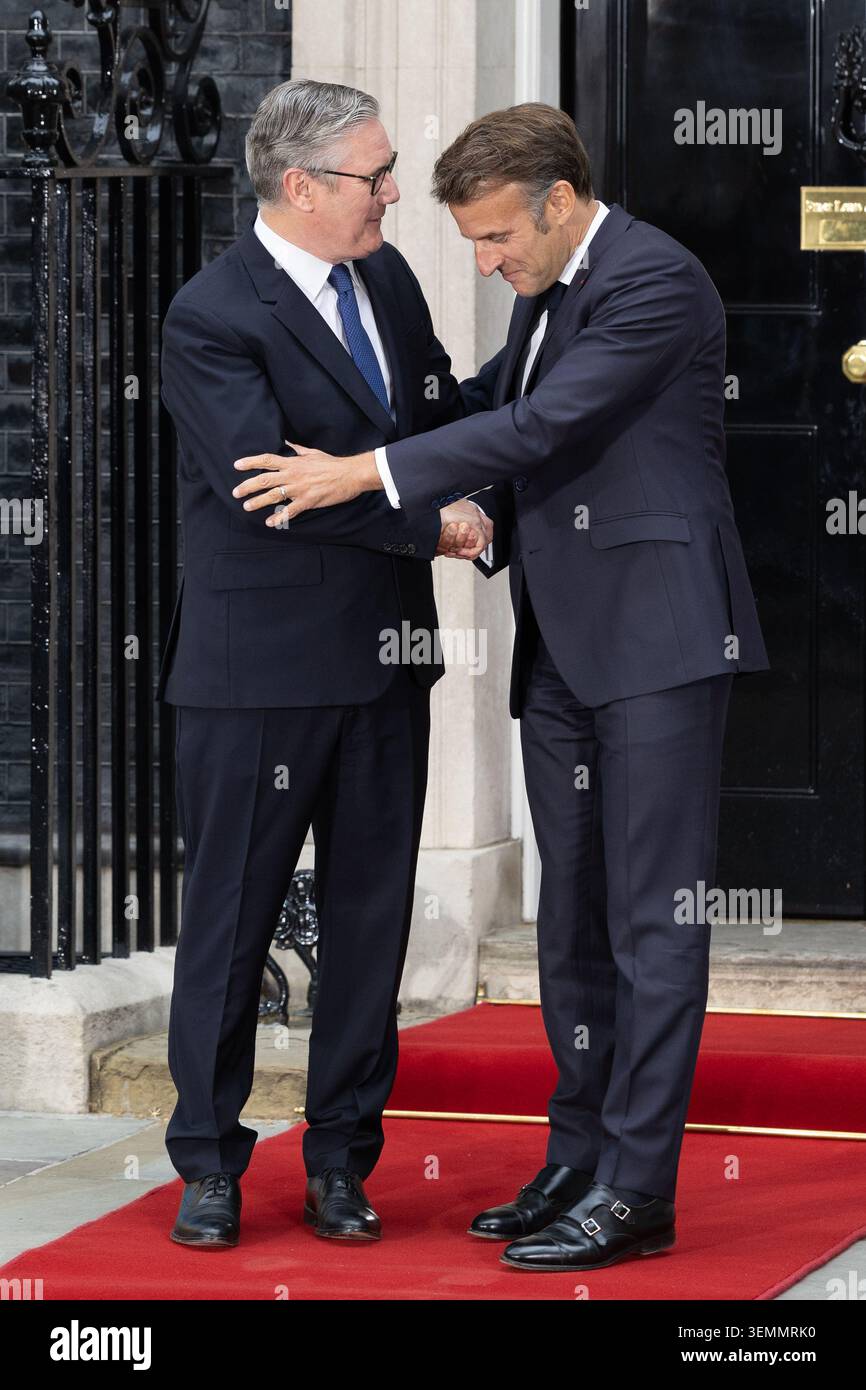 Londres, Royaume-Uni. 07 juin 2026. Le président français Emmanuel Macron arrive au 10 Downing Street et accueille le premier ministre britannique Keir Starmer (photo de Phil Lewis/SOPA images/Sipa USA) crédit : Sipa USA/Alamy Live News Banque D'Images