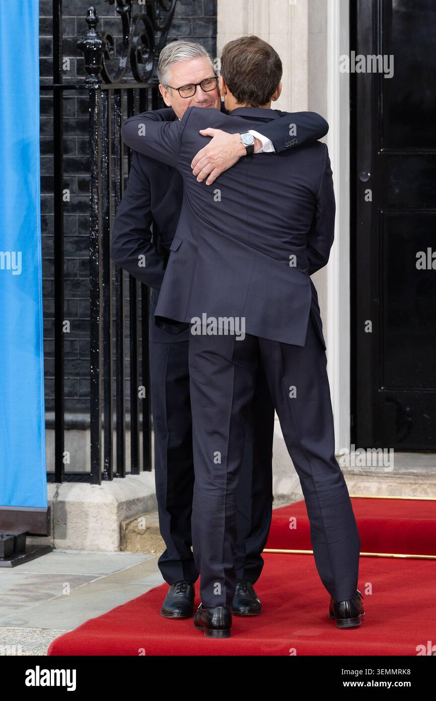 Londres, Royaume-Uni. 07 juin 2026. Le président français Emmanuel Macron arrive au 10 Downing Street et accueille le premier ministre britannique Keir Starmer (photo de Phil Lewis/SOPA images/Sipa USA) crédit : Sipa USA/Alamy Live News Banque D'Images