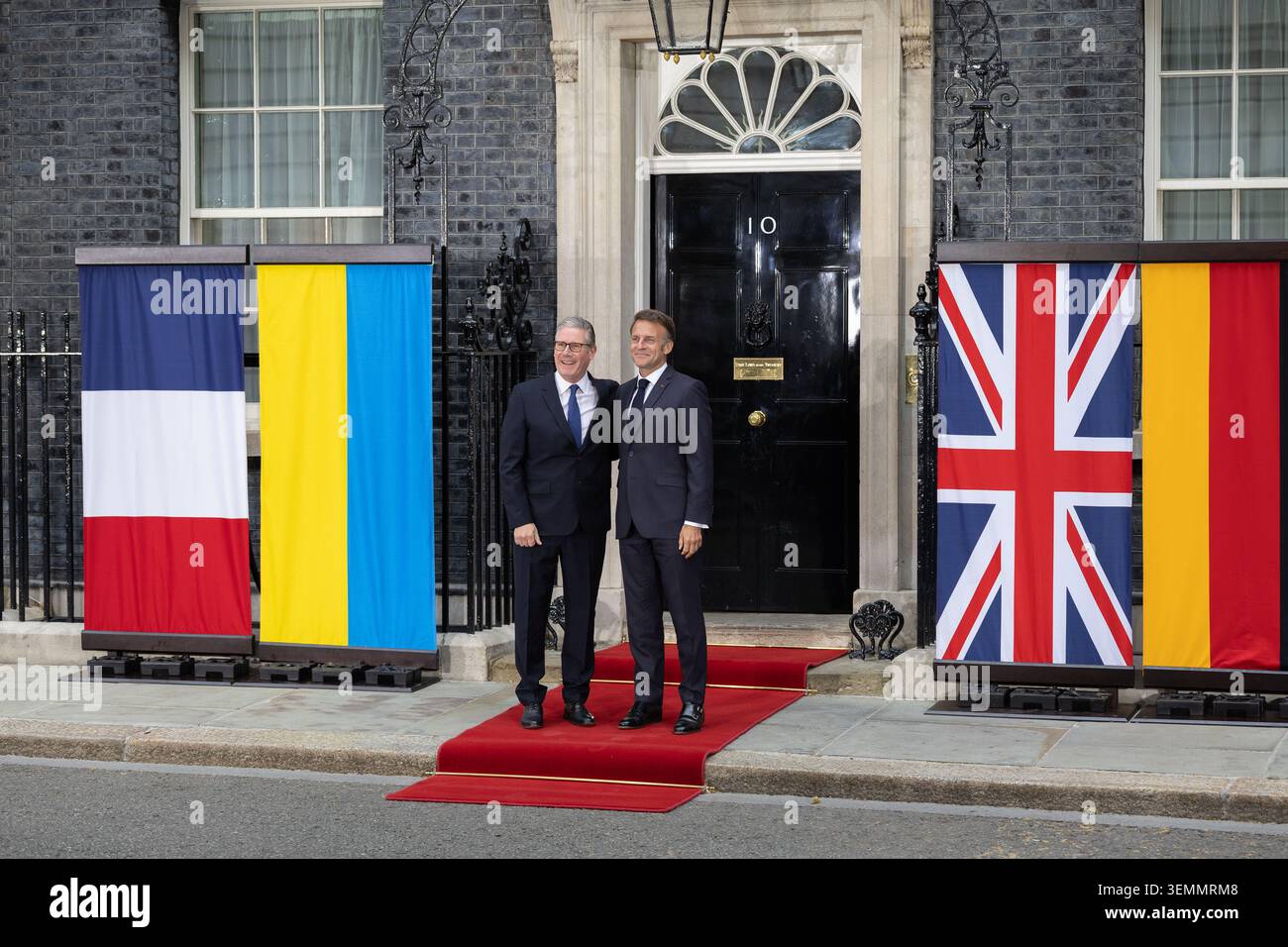 Londres, Royaume-Uni. 07 juin 2026. Le président français Emmanuel Macron arrive au 10 Downing Street et accueille le premier ministre britannique Keir Starmer (photo de Phil Lewis/SOPA images/Sipa USA) crédit : Sipa USA/Alamy Live News Banque D'Images
