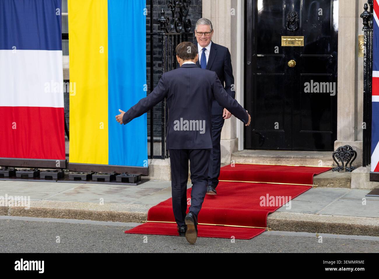 Londres, Royaume-Uni. 07 juin 2026. Le président français Emmanuel Macron arrive au 10 Downing Street et accueille le premier ministre britannique Keir Starmer (photo de Phil Lewis/SOPA images/Sipa USA) crédit : Sipa USA/Alamy Live News Banque D'Images