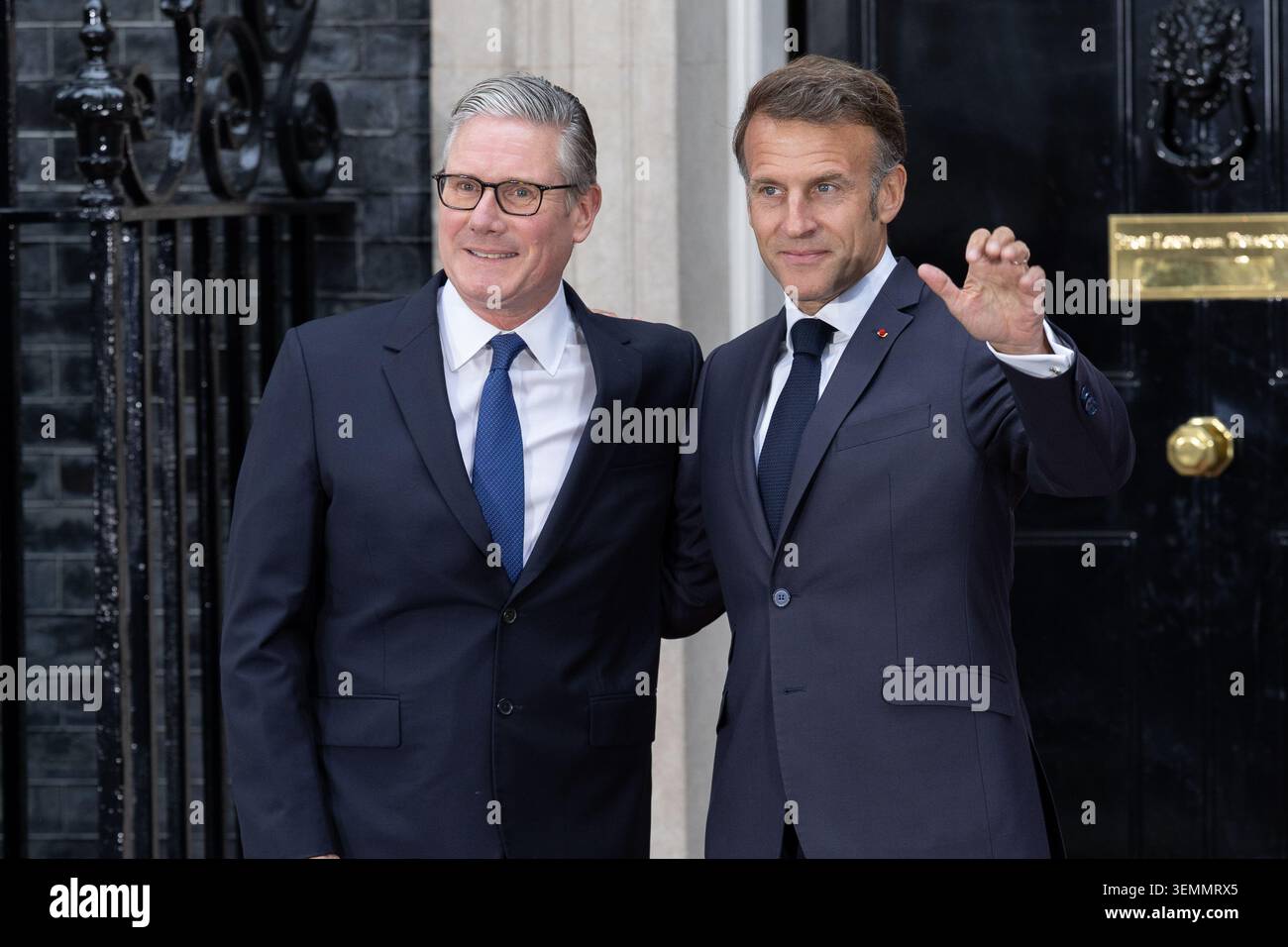 Londres, Royaume-Uni. 07 juin 2026. Le président français Emmanuel Macron arrive au 10 Downing Street et accueille le premier ministre britannique Keir Starmer (photo de Phil Lewis/SOPA images/Sipa USA) crédit : Sipa USA/Alamy Live News Banque D'Images