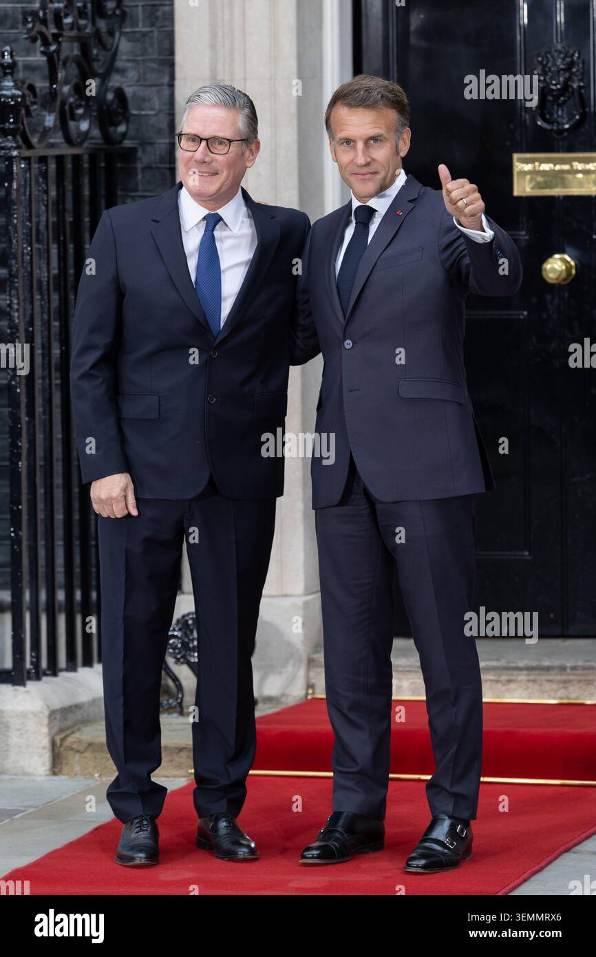 Londres, Royaume-Uni. 07 juin 2026. Le président français Emmanuel Macron arrive au 10 Downing Street et accueille le premier ministre britannique Keir Starmer (photo de Phil Lewis/SOPA images/Sipa USA) crédit : Sipa USA/Alamy Live News Banque D'Images