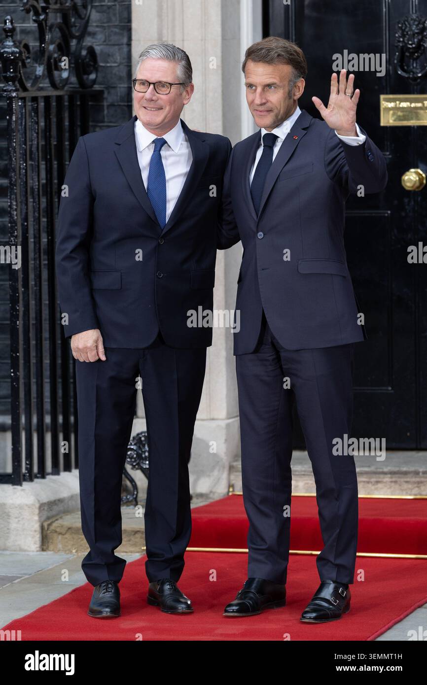 Londres, Royaume-Uni. 07 juin 2026. Le président français Emmanuel Macron arrive au 10 Downing Street et accueille le premier ministre britannique Keir Starmer (photo de Phil Lewis/SOPA images/Sipa USA) crédit : Sipa USA/Alamy Live News Banque D'Images