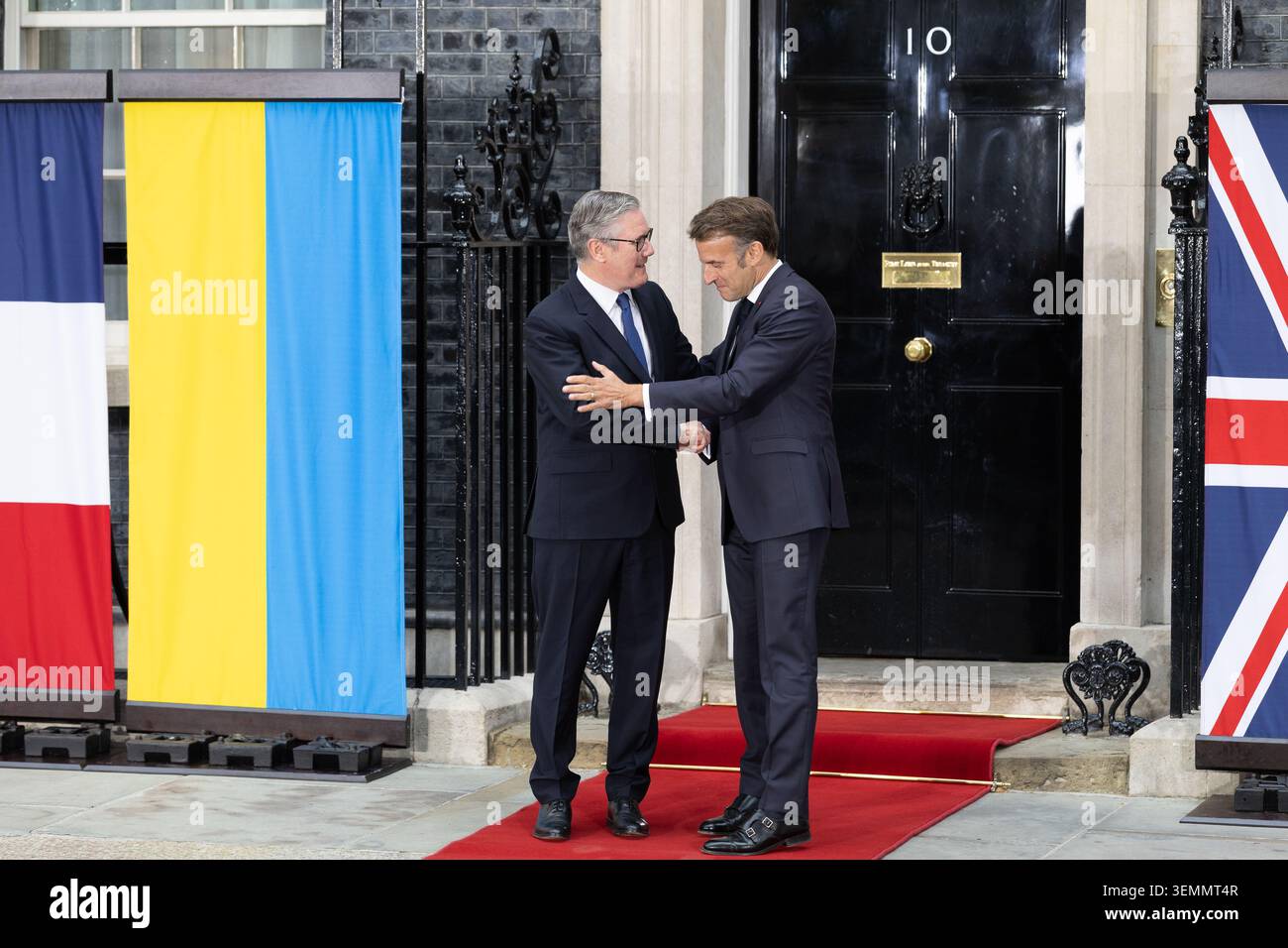 Londres, Royaume-Uni. 07 juin 2026. Le président français Emmanuel Macron arrive au 10 Downing Street et accueille le premier ministre britannique Keir Starmer (photo de Phil Lewis/SOPA images/Sipa USA) crédit : Sipa USA/Alamy Live News Banque D'Images