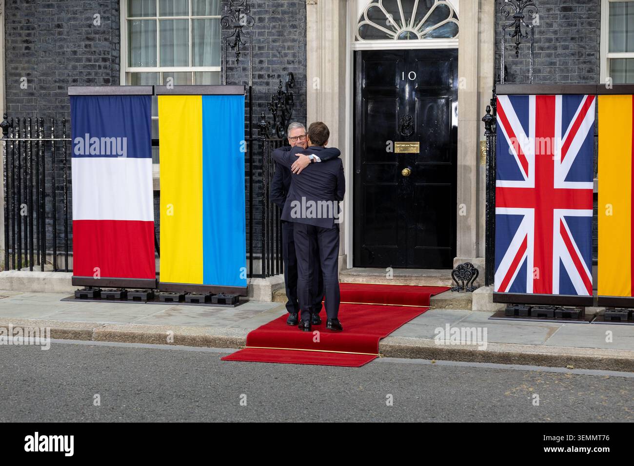 Londres, Royaume-Uni. 07 juin 2026. Le président français Emmanuel Macron arrive au 10 Downing Street et accueille le premier ministre britannique Keir Starmer (photo de Phil Lewis/SOPA images/Sipa USA) crédit : Sipa USA/Alamy Live News Banque D'Images
