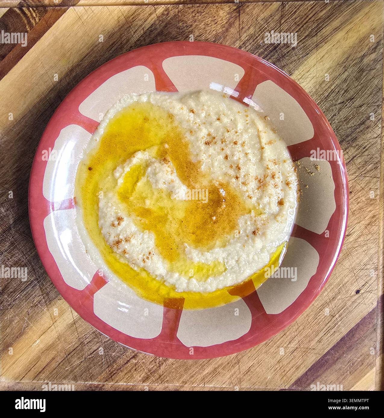 Une assiette de plat marocain Bissara. - Image de stock capturée avec un smartphone