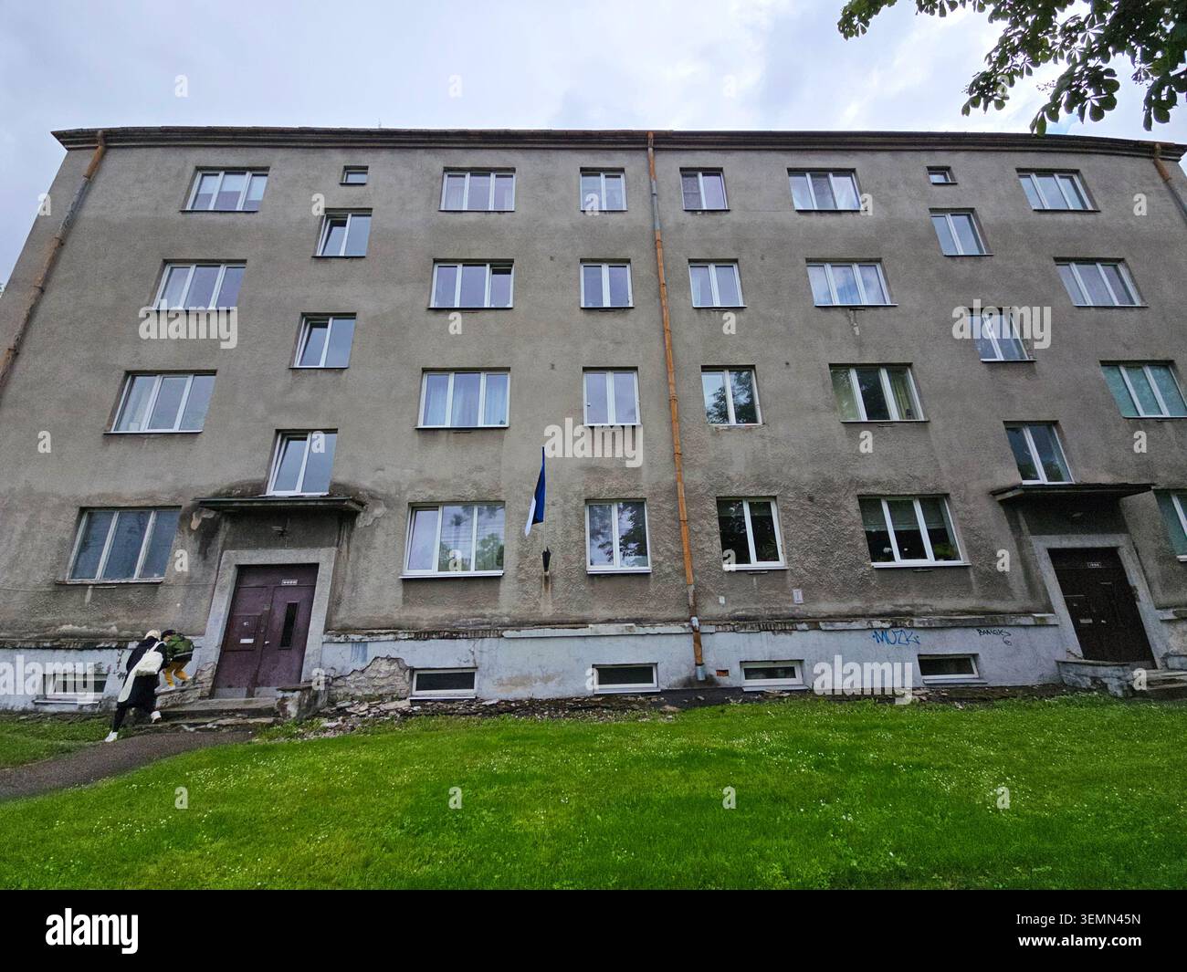 Un immeuble d'habitation de style communiste au Toompuiestee 33 à Tallinn, en Estonie. Banque D'Images