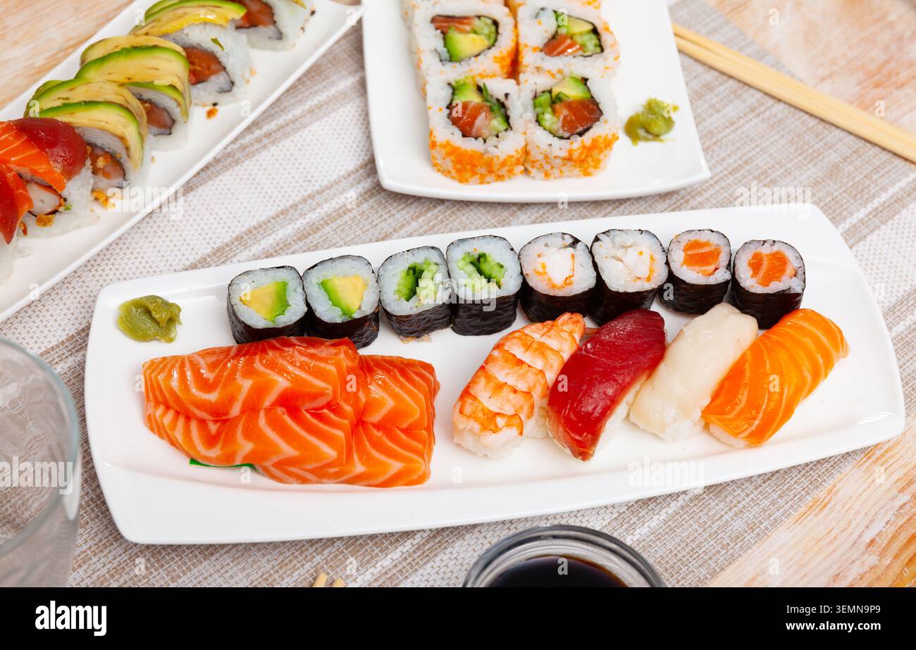 Différents types de sushi et sashimi sur table Banque D'Images