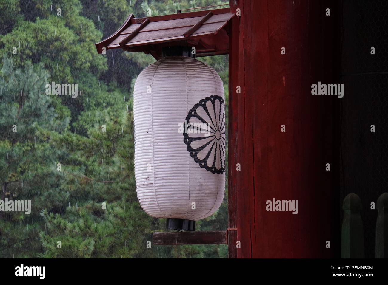 Lanterne japonaise traditionnelle suspendue à l'extérieur d'un sanctuaire en bois Banque D'Images