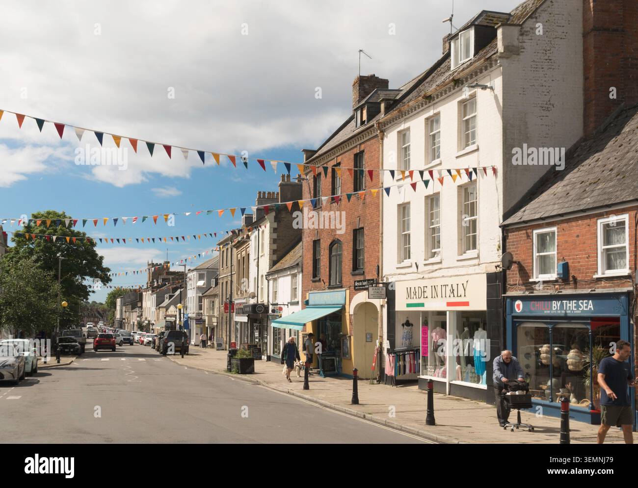 Les gens marchent dans South Street, centre-ville de Bridport, Dorset Banque D'Images