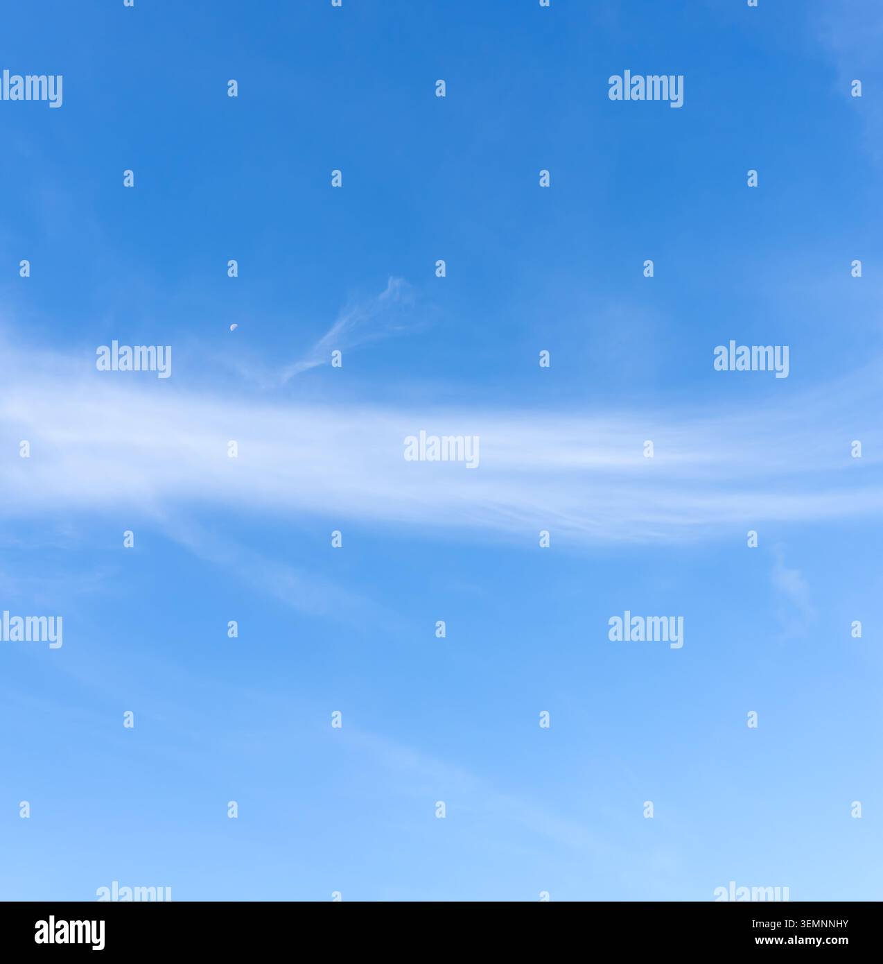 Vue en angle bas et plein cadre de beau ciel bleu clair avec une forme étrange de nuages blancs minces et moelleux dans l'après-midi sur une journée ensoleillée Banque D'Images