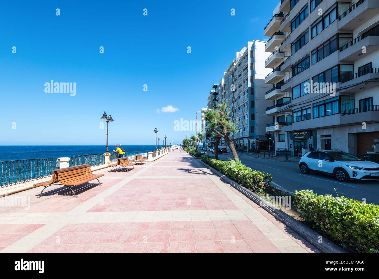 Sliema, Malte — 16 mai 2025 : la Promenade Sliema, une plaque tournante pour le tourisme et la vie au bord de l'eau, s'étend le long de la côte avec des bancs, vue sur la mer, un Banque D'Images
