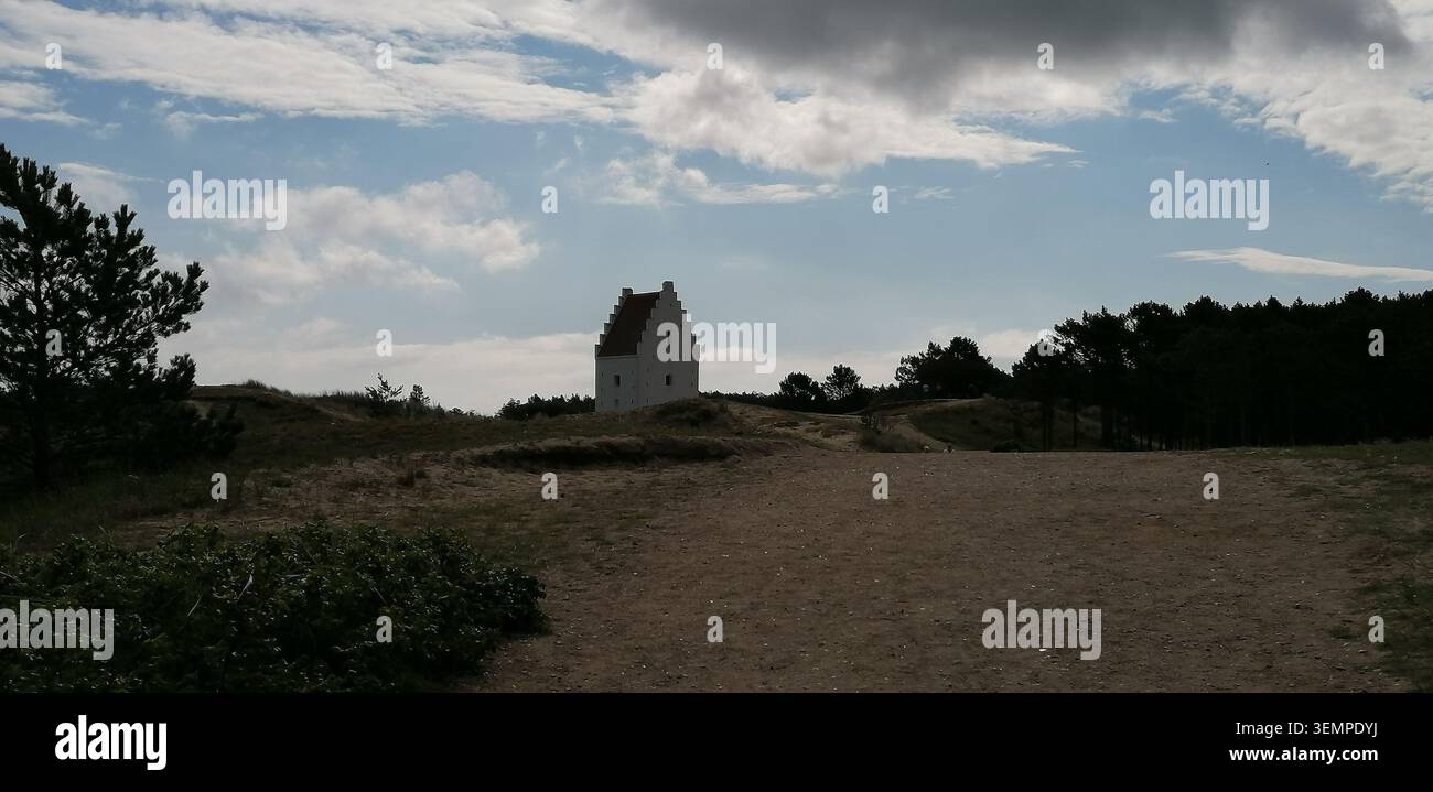De vastes dunes de sable près de Ribe, au Danemark, avec du sable blanc, de l'herbe de dune et des cieux spectaculaires dans le paysage côtier du Jutland. - Image de stock capturée avec un smartphone