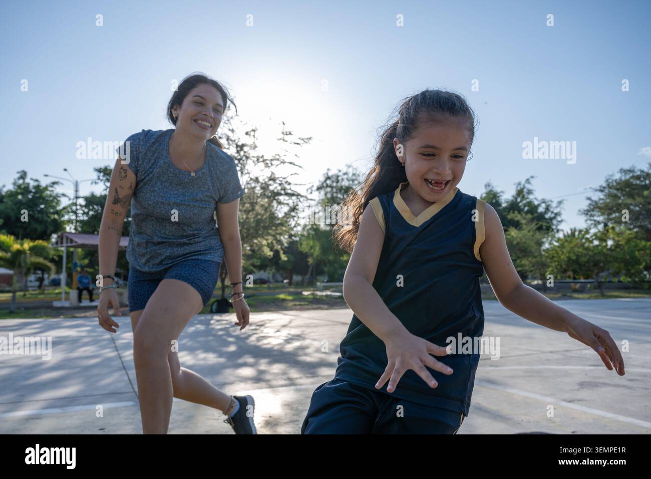 Mère et fille jouant au basket-ball en plein air Banque D'Images