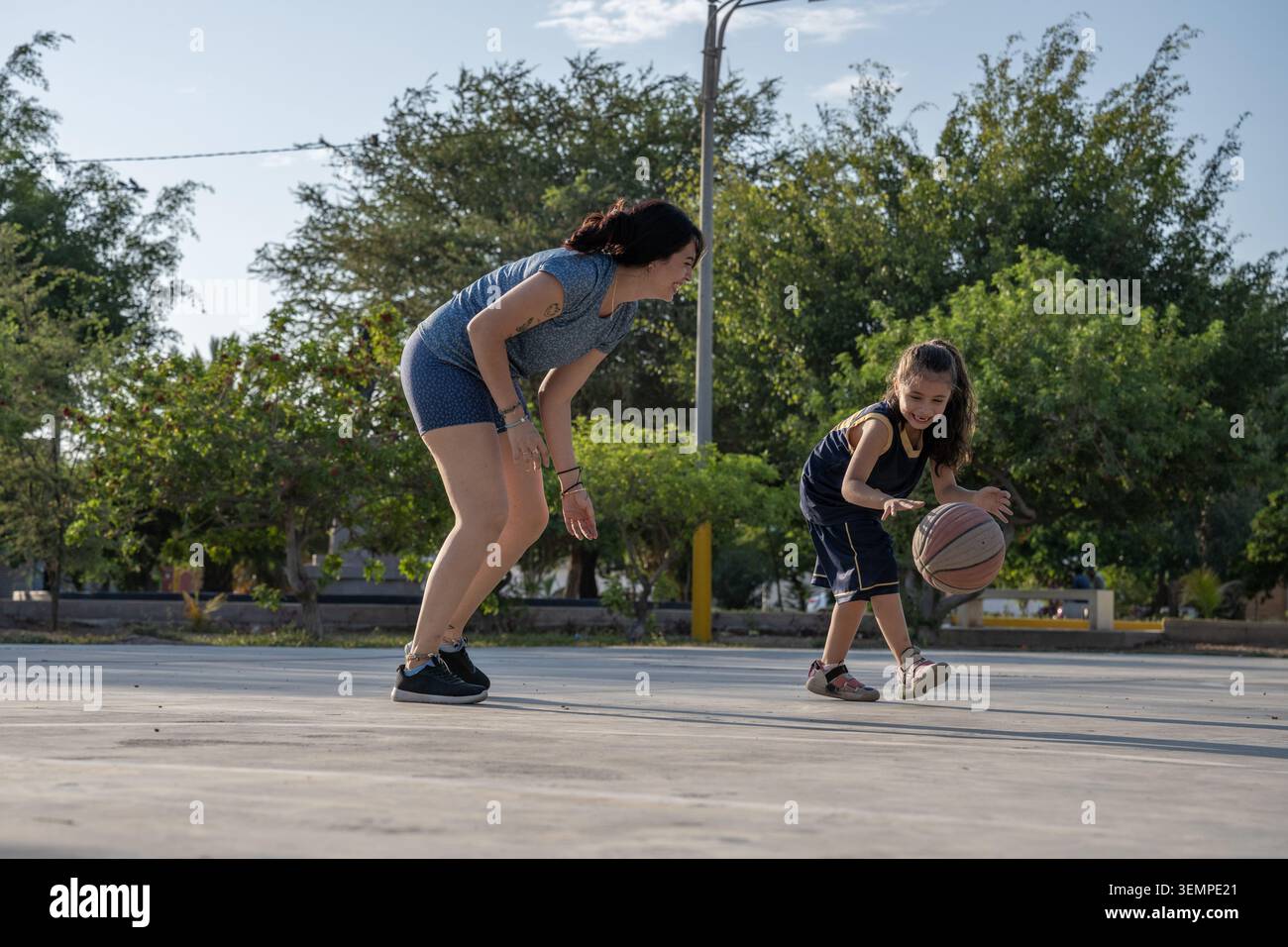 Mère et fille jouant au basket-ball en plein air Banque D'Images