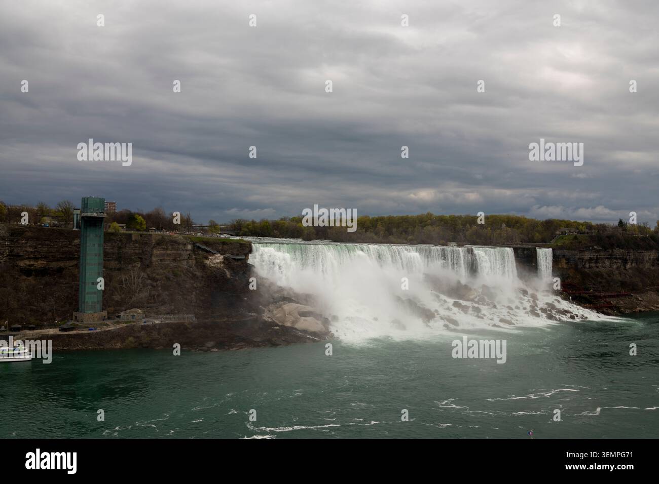Vue spectaculaire sur les chutes du Niagara sous un ciel orageux Banque D'Images