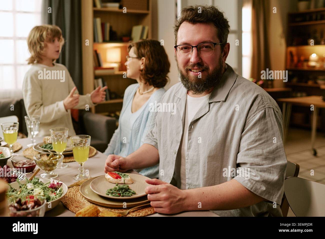Portrait d'homme caucasien au déjeuner du dimanche en famille à la maison Banque D'Images