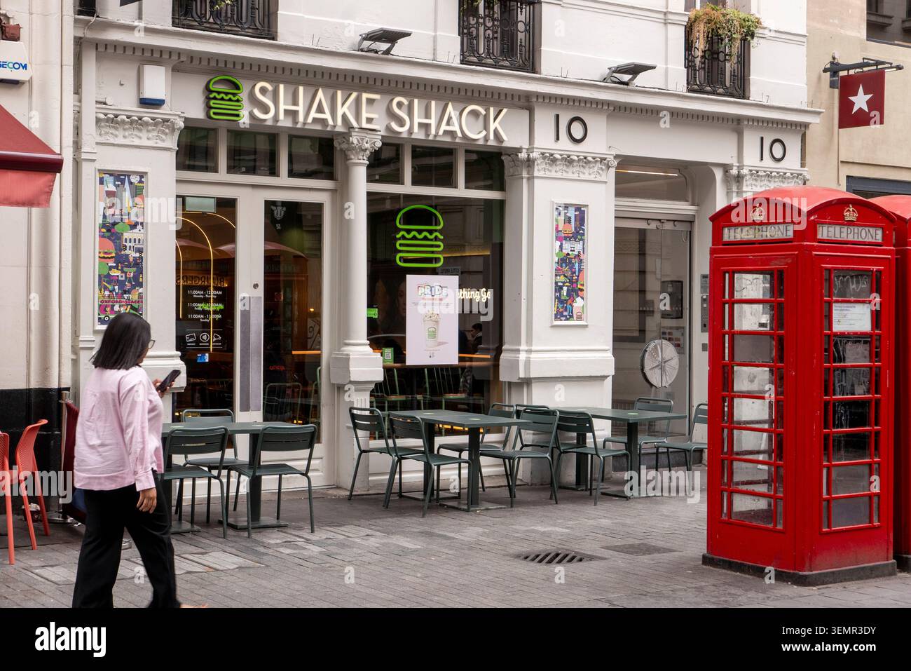 LONDRES, ANGLETERRE, juin 2026. Restaurant Shake Shack sur Argyll Street. Vues des magasins de détail et des entreprises dans le centre de Londres en Angleterre. Crédit photo : Banque D'Images