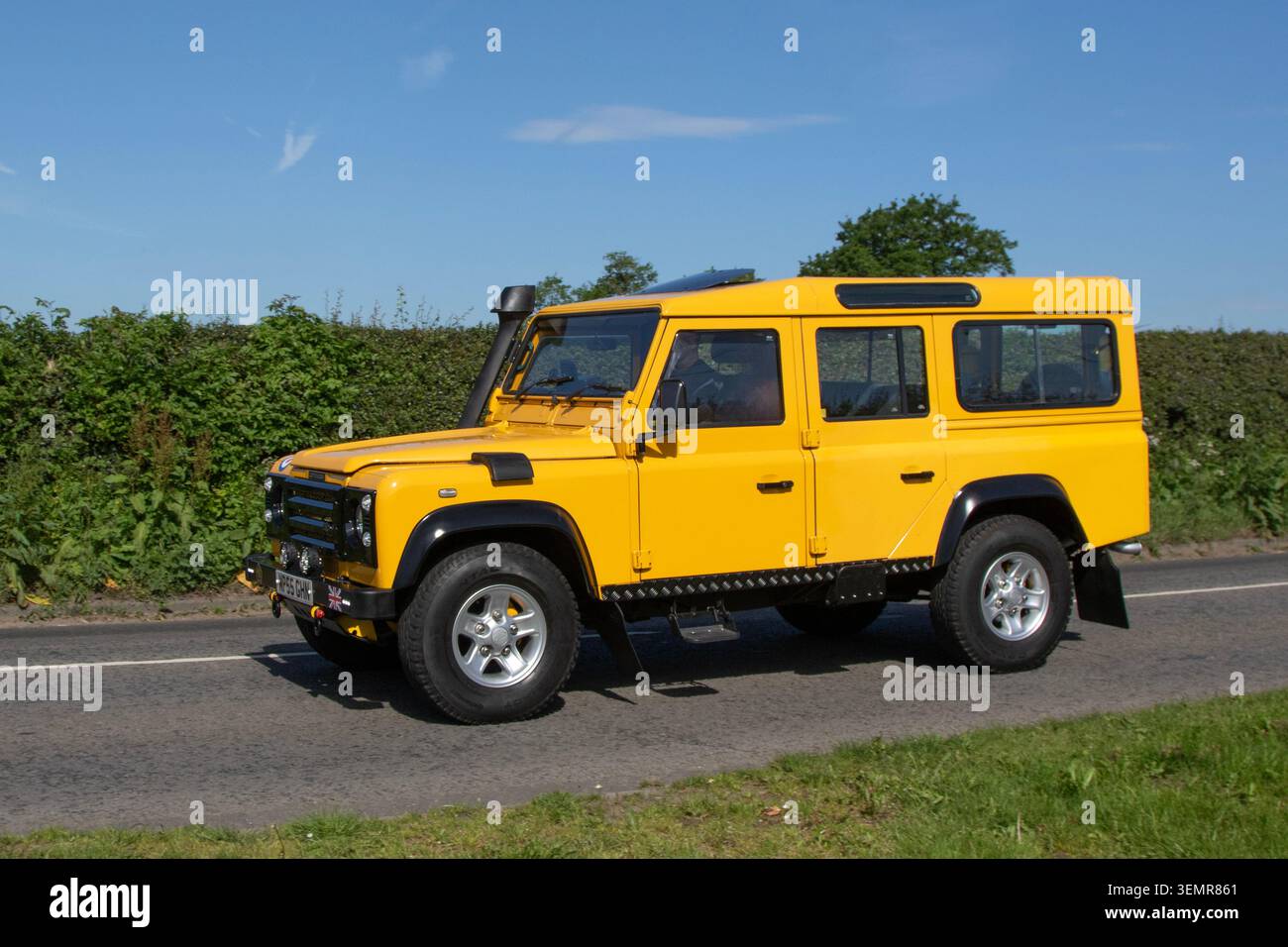2005 jaune Land Rover Defender 110 Td5 LCV Diesel Station Wagon 2500 cc Banque D'Images