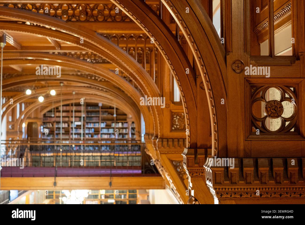 Bibliothèque publique abritant des livres législatifs à l'intérieur du bâtiment décoratif du Parlement hongrois de style gothique, sur le Danube. Banque D'Images