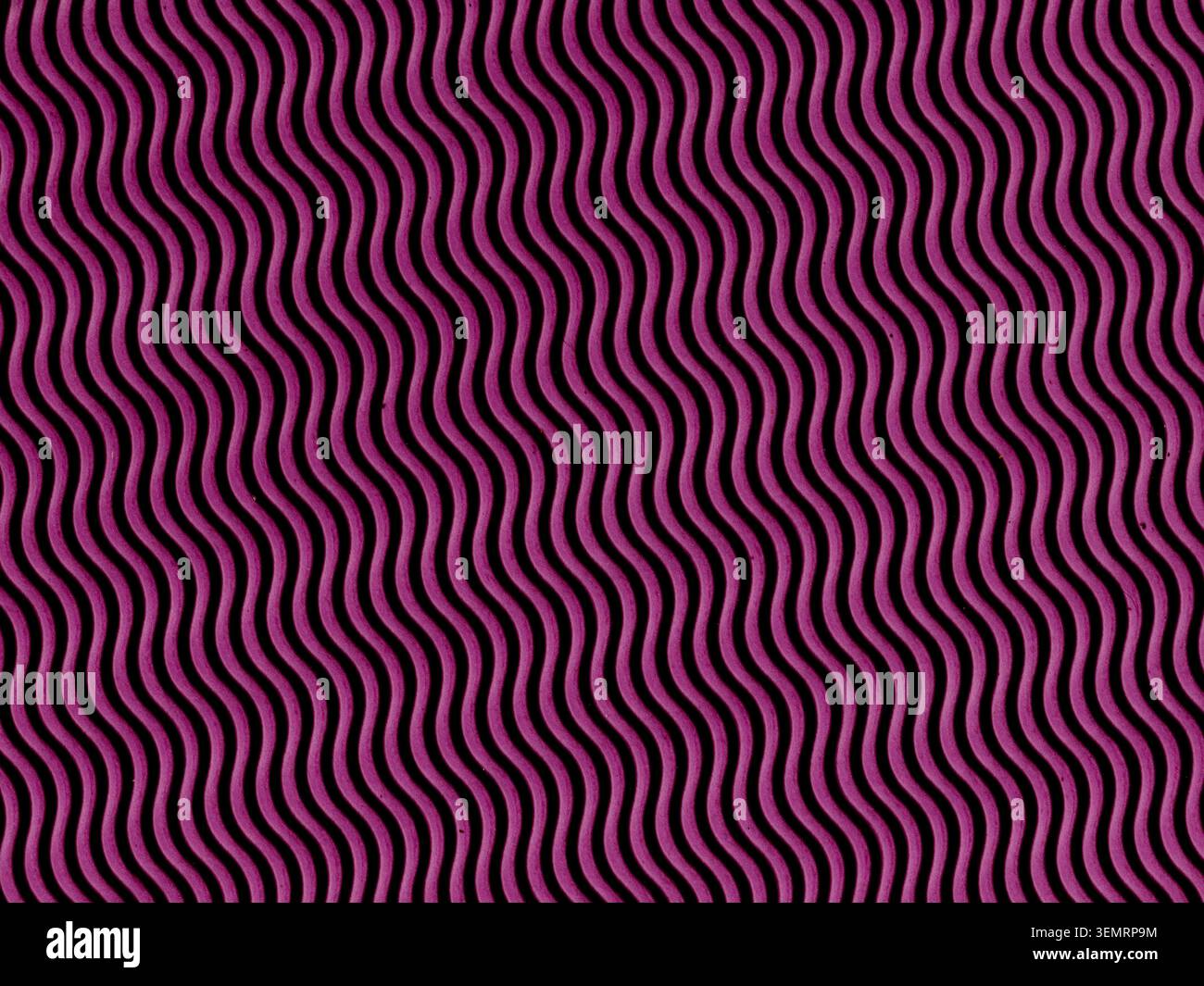 Les ondes violettes ondulées forment un motif répétitif sur toute l'image. La conception se compose de lignes ondulées parallèles, créant une illusion d'optique wi Banque D'Images