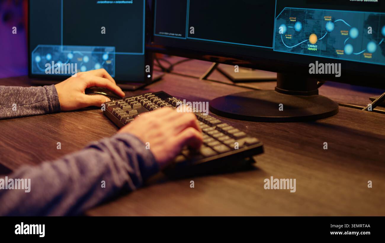 Hacker dans un abri souterrain secret tapant sur le clavier, écrivant des lignes de code sur l'ordinateur, essayant de passer les systèmes de sécurité avec le virus, avec escroc travaillant sur le script de piratage, gros plan. Banque D'Images