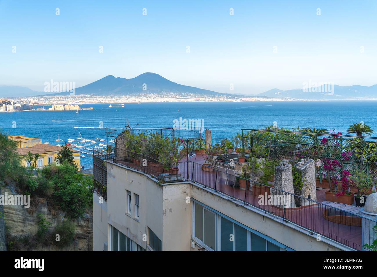 Jardin avec terrasse sur le toit donnant sur le golfe de Naples et le Vésuve en Italie Banque D'Images