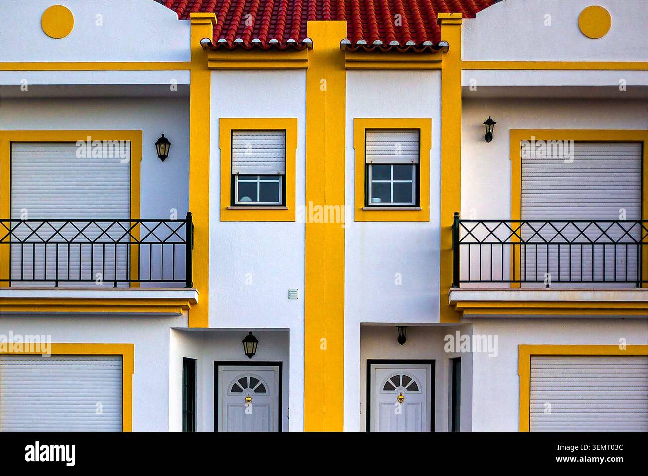 Maisons de ville portugaises symétriques colorées avec des détails de façade jaune Banque D'Images