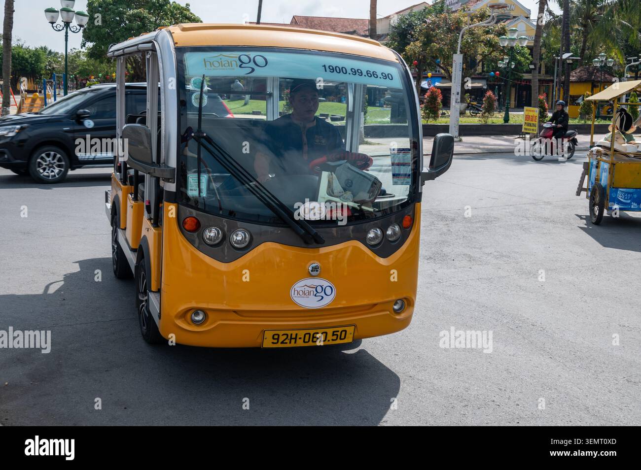 Un jaune vif Go Hoi an E-taxi, tourisme et tours mini taxi dans les rues de la ville antique de Hoi Ann, province de Quang Nam, centre du Vietnam. Hoi an i. Banque D'Images