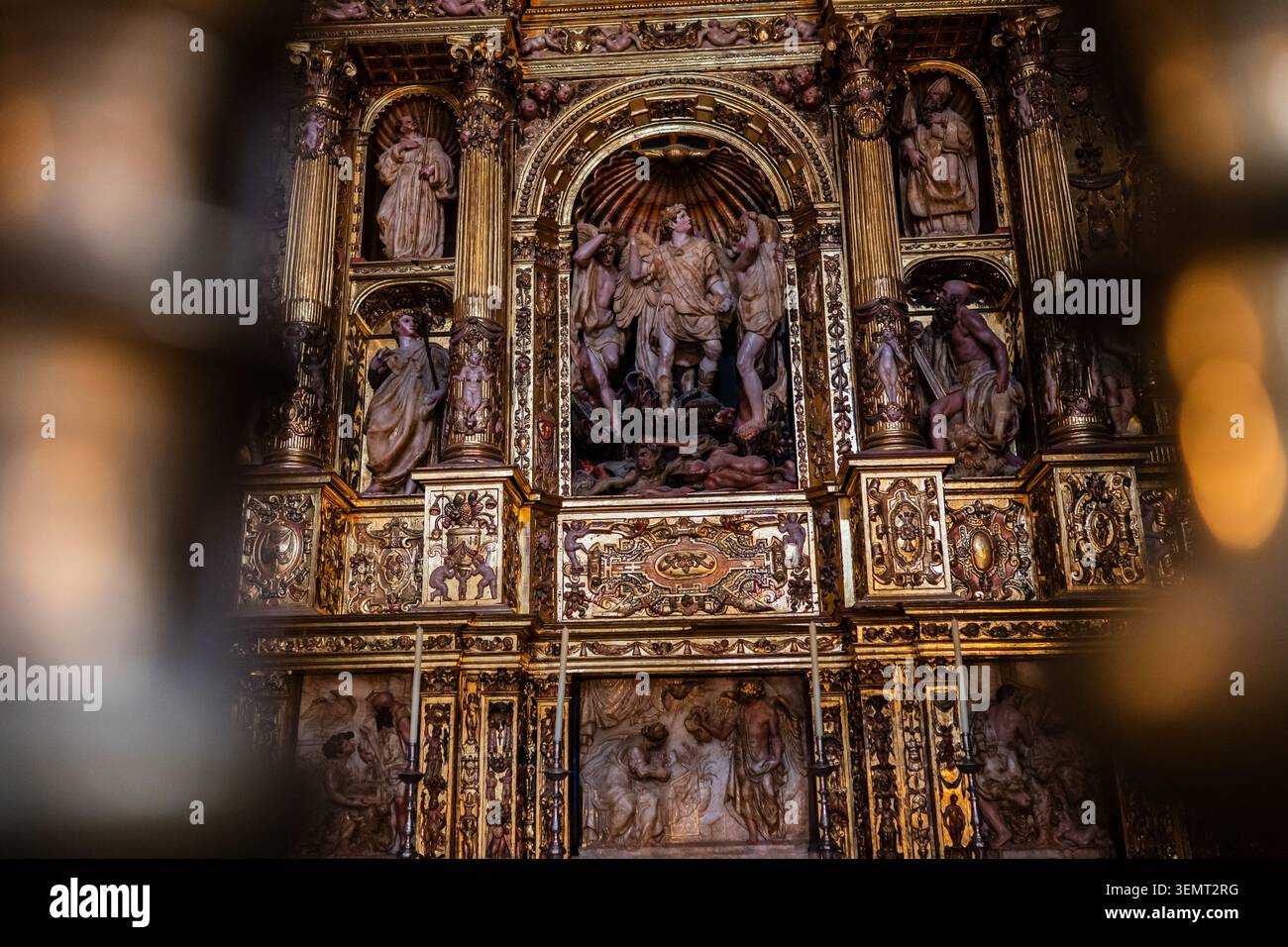 Retablo (retable) doré très orné dans la chapelle des Saints Michel, Gabriel et Raphaël dans la cathédrale du Sauveur ou la Seo (Cat Banque D'Images