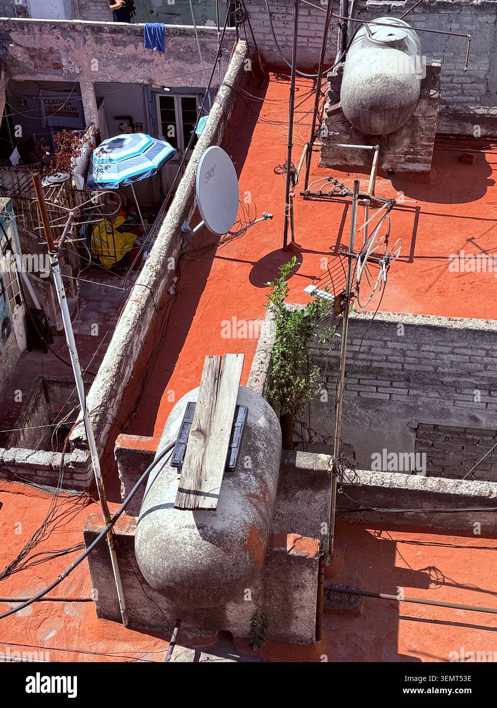 Les réservoirs d'eau sur les toits, connus localement sous le nom de tinacos, sont les principaux bâtiments résidentiels de Mexico, illustrant une pénurie chronique d'eau et un accès inégal à l'eau Banque D'Images